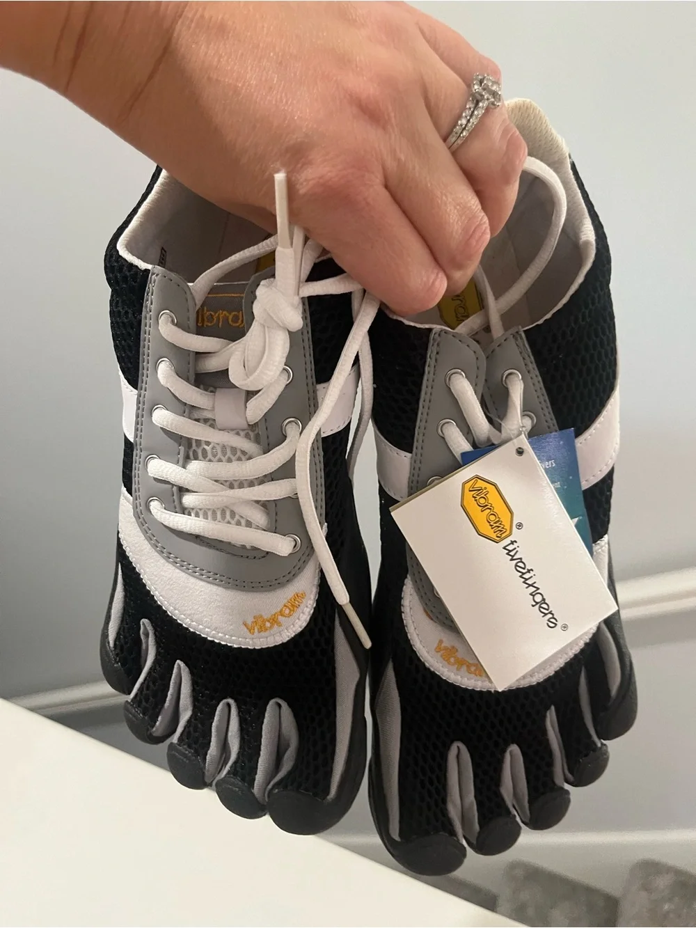 Vibram FiveFingers Kids Black White Gray Toe Sneakers Youth 42 Speed Youth NWT